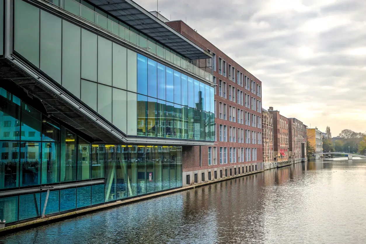 Nowoczesna część budynku Uniwersytetu Amsterdamskieg
